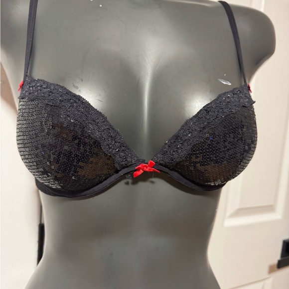Elegant Black Lace Bra with Red Accents - Picture 3 of 5